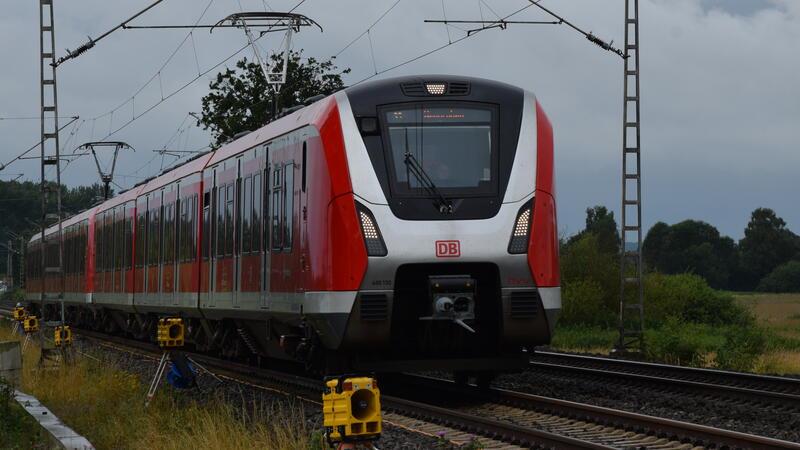 Wenn sich ein S-Bahn-Zug der Gleisbaustelle nähert, stoßen die Warnsignalgeber laute Töne aus. 240 dieser gelben Kästen stehen entlang der Baustelle.