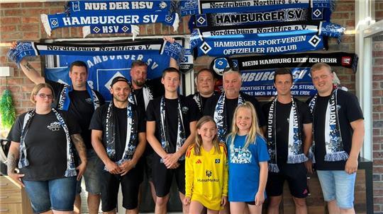 Wenn sie einmal nicht selbst im Stadion dabei sein können, schauen die Mitglieder des Fanclubs Nordtribüne Northfire die HSV-Spiele im Wintergarten des Vereinschefs.