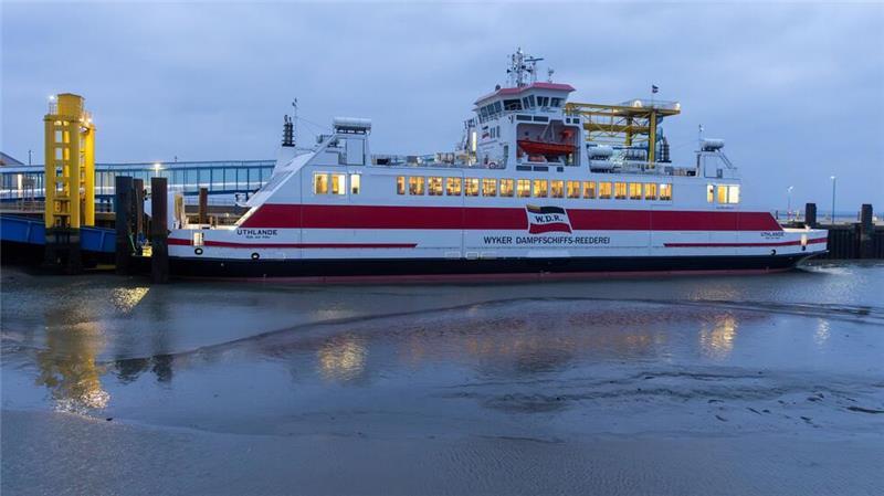 Niedrigwasser führt zu Fahrplanänderungen im Inselverkehr Wenn starker Ostwind das Wasser aus dem Wattenmeer treibt, wird es für die Fährschiffe schwierig.