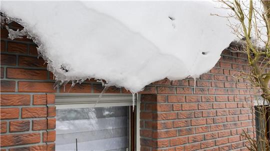 Wenn vor allem bei Tauwetter Schnee und Eis vom Dach rutschen, ist das nicht nur gefährlich, sondern kann auch teuer werden. Denn für Schäden durch Dachlawinen haften in vielen Fällen die Hausbesitzer.