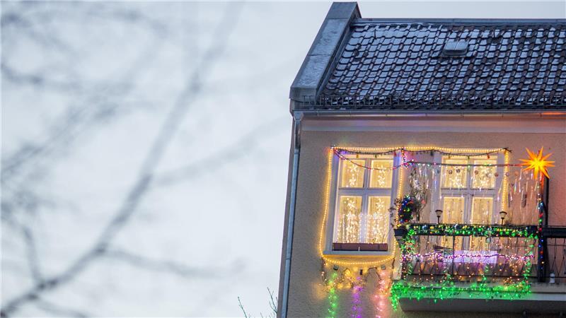 Wenn weihnachtliche Deko und Lichterketten am Balkon der Mietwohnung angebracht werden, dürfen diese Nachbarinnen und Nachbarn nicht von einem geruhsamen Schlaf abhalten.