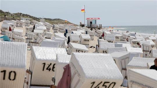 Wenn zu Ostern die Sonne scheint, ist auch im kühlen Frühlingswind ein Strandkorb ein gemütliches Plätzchen. (Archivbild)