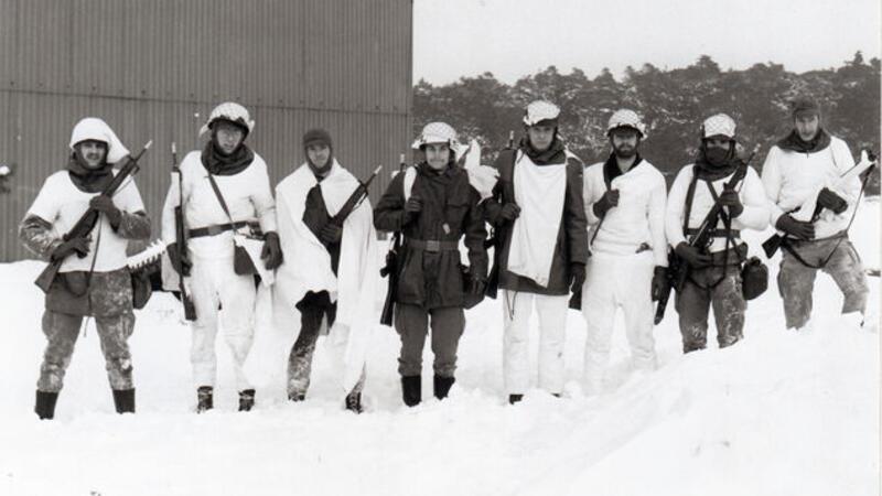 Wenn's im Norden schon mal schneit, muss auch die richtige Tarnung geübt werden. Jedes weiße Tuch muss herhalten.