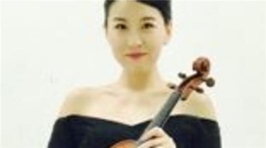 Wenxi Yang spielt Bratsche.