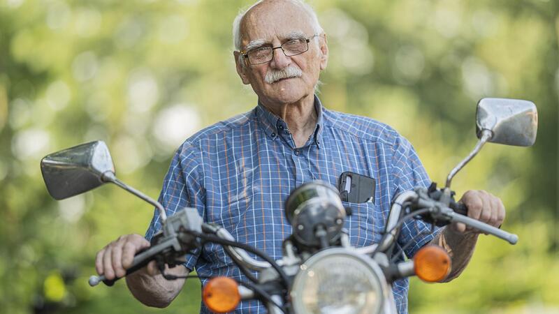 Beim Hausbrand alles verloren: 75-Jähriger will nicht aufgeben Wenzel Kohlweck arbeitete als Anlagenwärter bei der Hütte Bremen. Seit 17 Jahren ist er Rentner und immer noch leidenschaftlicher Motorradfahrer.