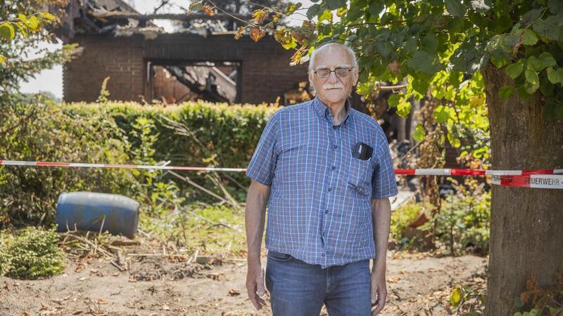Beim Hausbrand alles verloren: 75-Jähriger will nicht aufgeben Wenzel Kohlweck vor der Ruine seines abgebrannten Hauses in Bokel-Kransmoor. Wie geht es für ihn nach dem Brand weiter?