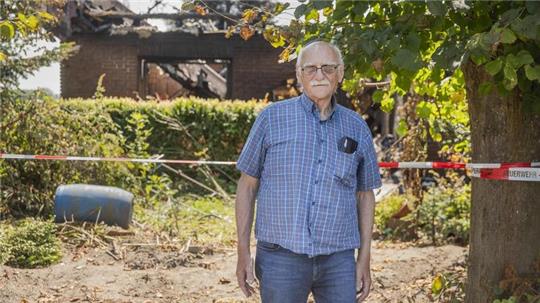 Wenzel Kohlweck vor der Ruine seines abgebrannten Hauses in Bokel-Kransmoor. Wie geht es für ihn nach dem Brand weiter?