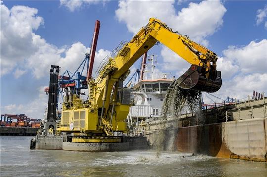 Wenzel ist gegen die Elbvertiefung, denn die jüngste Ausbaggerung schädige das ökologische System der Elbe. Foto: Heimken