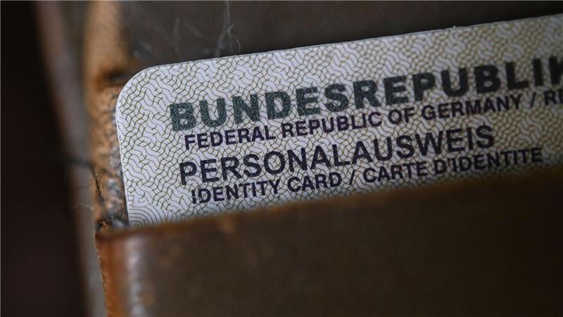 Wer 16 Jahre oder älter ist, kann seinen neuen Personalausweis auch per Post zugestellt bekommen. (Symbolbild)