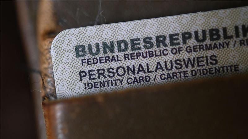 Wer 24 Jahre und älter ist, muss jetzt 9 Euro mehr für einen Personalausweis zahlen.