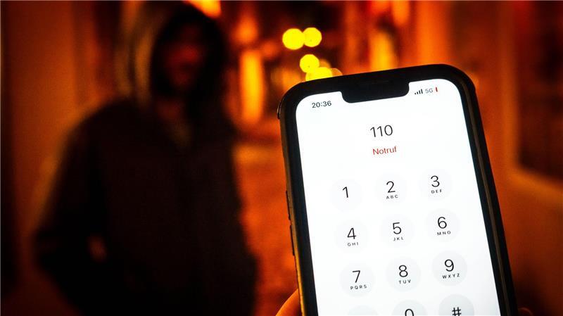 Wer Angst hat, kann die Polizei oder das Heimwegtelefon anrufen. (Symbolbild)