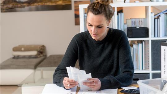 Wer Belege sammelt und beim Finanzamt einreicht, kann unter Umständen Krankheitskosten steuerlich absetzen.