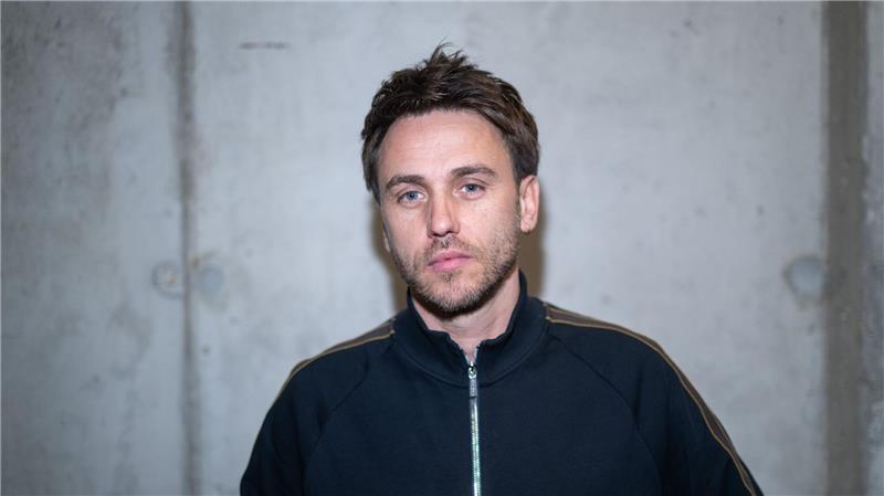 Wer Cluesos Wirken schon länger verfolgt, wird sich erinnert fühlen an ältere Alben des Erfurters.