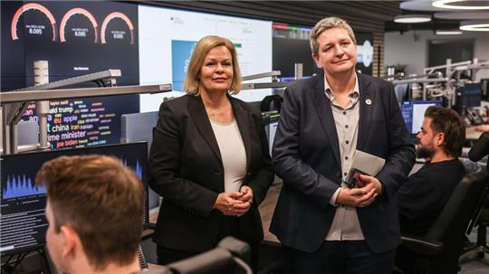 Wer Einrichtungen betreibt, die zur sogenannten kritischen Infrastruktur gehören, muss Cybersicherheitsvorfälle an das Bundesamt für Sicherheit in der Informationstechnik (BSI) melden. Präsidentin der Bonner Behörde ist Claudia Plattner. Im Februar 2024 hatte Bundesinnenministerin Nancy Faeser (l) das BSI besucht. 