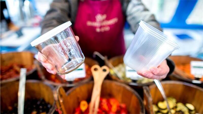 Verstöße? Darum kontrolliert der Landkreis Restaurants und Cafés Wer Essen to go anbietet, muss auch Mehrwegbehälter anbieten. Oder sehr kleine Gastronomien müssen mitgebrachte Behälter befüllen.