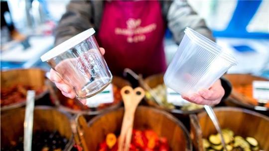 Wer Essen to go anbietet, muss auch Mehrwegbehälter anbieten. Oder sehr kleine Gastronomien müssen mitgebrachte Behälter befüllen.