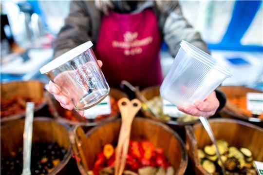 Wer Essen to go anbietet, muss seit Jahresanfang auch Mehrwegbehälter anbieten. Oder sehr kleine Gastronomien müssen mitgebrachte Behälter befüllen. Foto: Dittrich/dpa