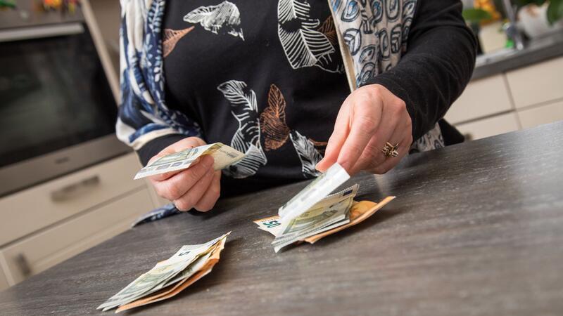 Warum Sie Ihr Geld anlegen sollten – und wie das funktioniert Wer Geld spart und anlegt, muss im Alter nicht jeden Cent zweimal umdrehen.
