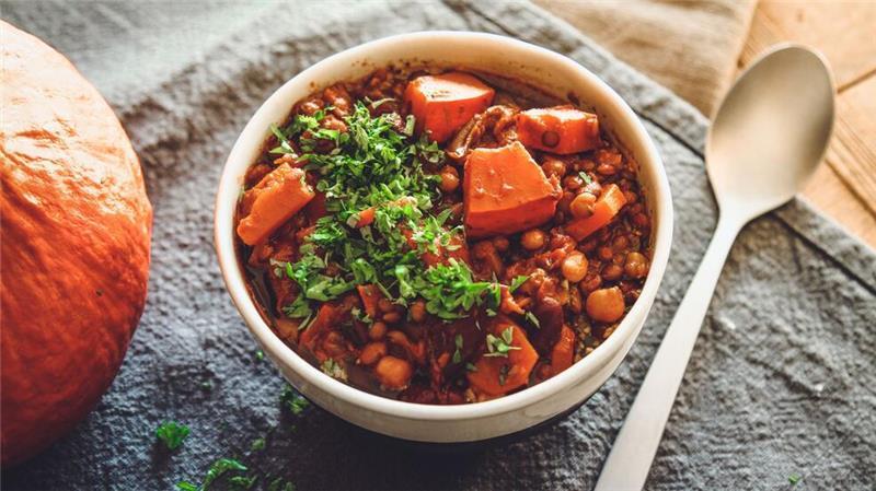 Wer Kürbis liebt, hat meist sein Rezept für die Suppe und das Ofengemüse drauf. Doch aus Kürbis lässt sich mit Möhren, Kichererbsen und kräftigem Schwarzbier auch ein vegetarisches Gulasch zaubern.