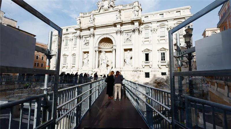Ungewöhnliche Aussicht: Trevi-Brunnen über Steg begehbar Wer Münzen in das leere Wasserbecken wirft, muss Strafe bezahlen.