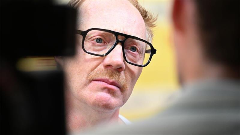„Steckerlfischfiasko“ – Königsmord zum „Eberhofer“-Jubiläum Wer Simon Schwarz als Privatermittler Rudi Birkenberger mit gepflegter Kurzhaarfrisur in Erinnerung hat, muss sich nun auf was gefasst machen. (Archivbild)