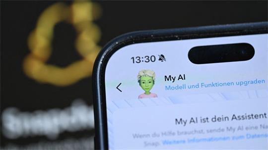 Wer Snapchat nutzt, kann auf den KI-Assistenten „My AI“ zugreifen.