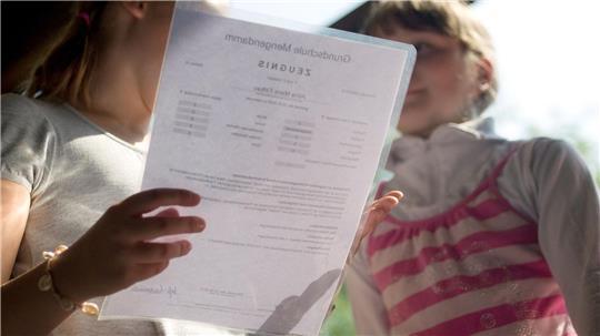 Wer Sorgen hat, kann sich am Telefon Rat von Experten holen. (Archivfoto)