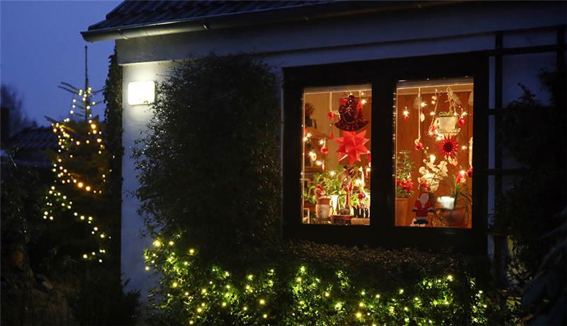 Wer Strom sparen möchte, sollte seine Lichterketten im Advent möglichst nur dann einschalten, wenn er selbst zu Hause ist. Foto: Mascha Brichta/dpa-tmn