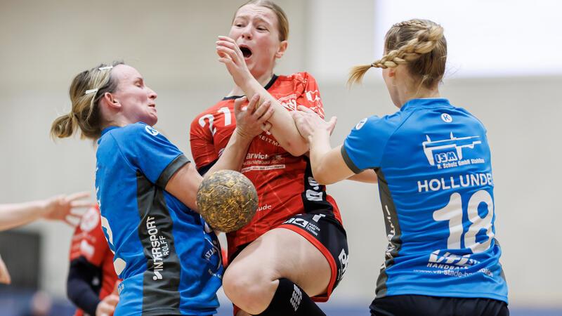 Wer Tore werfen will, tut sich weh. Julia Wichern und Ella Hollunder packen gegen Marieke Brucks zu.