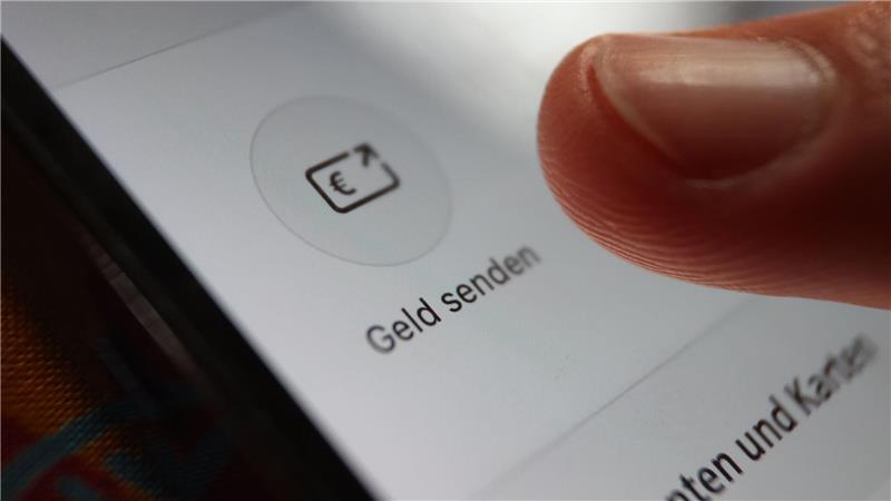 Wer Wero nutzt, braucht im Unterschied zu einer herkömmlichen Überweisung nicht die Kontonummer des Empfängers, sondern kann Geld in Echtzeit an eine Handynummer oder E-Mail-Adresse senden. (Symbolbild)