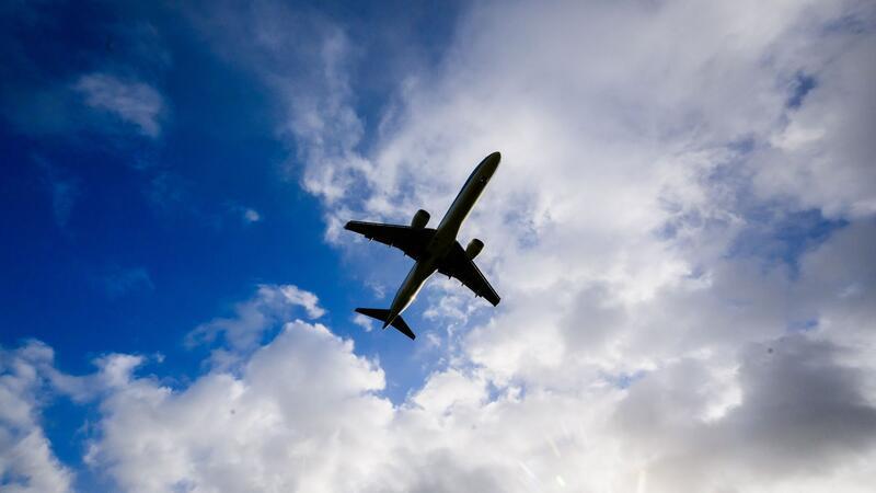 Wird Fliegen ab Mai teurer? Wer ab Mai fliegt, muss vielleicht mehr Geld zahlen.