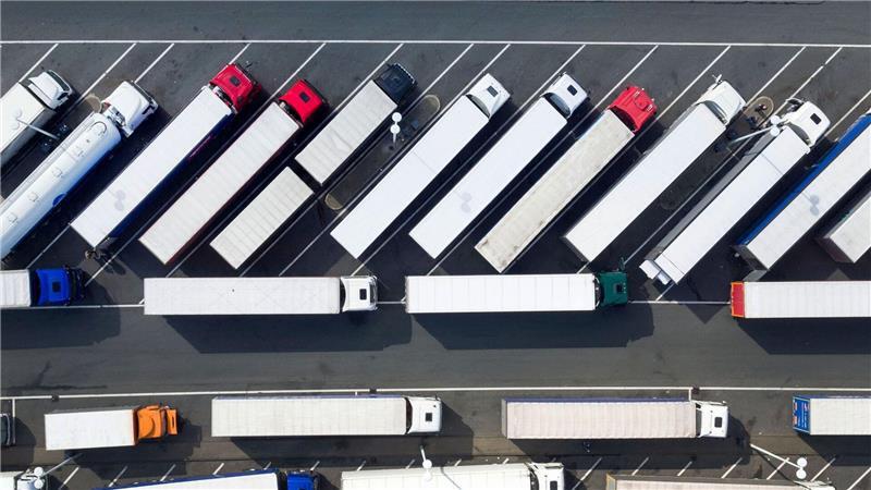 Autoclub: „Extremer Mangel“ an Lkw-Parkplätzen Wer als Lkw-Fahrer oder -Fahrerin einen Parkplatz sucht, ist oft gezwungen, an ungeeigneten Stellen zu halten. (Symbolbild)
