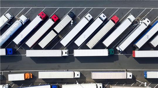 Wer als Lkw-Fahrer oder -Fahrerin einen Parkplatz sucht, ist oft gezwungen, an ungeeigneten Stellen zu halten. (Symbolbild) 
