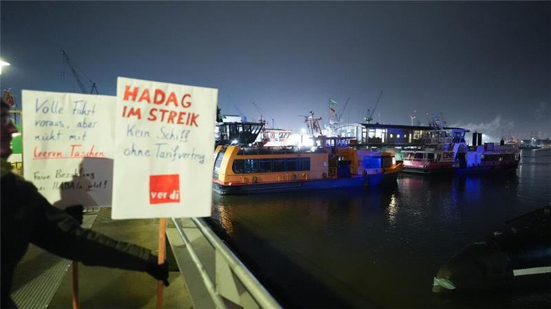 Warnstreik in Hamburg - Keine Fähre fährt, Flüge fallen aus Wer am Donnerstag Fähre fahren wollte, brauchte eine Alternative. Alle Fähren blieben an Land.