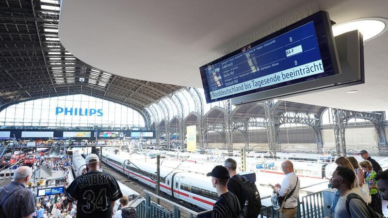 Wer am Donnerstag im Raum Hamburg eine Zugreise antreten will, muss mit Verspätungen und Abweichungen rechnen. (Archivbild)