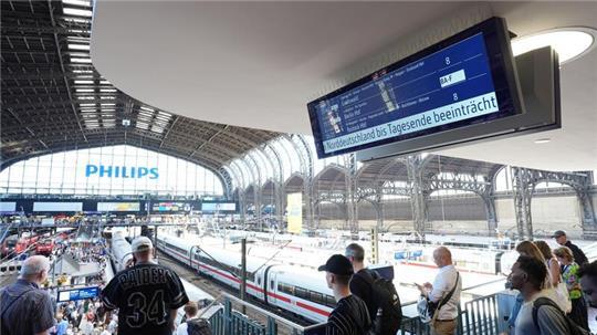 Wer am Donnerstag im Raum Hamburg eine Zugreise antreten will, muss mit Verspätungen und Abweichungen rechnen. (Archivbild)