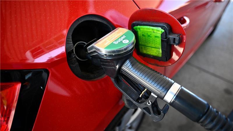 An der Autobahn tankt es sich gut 40 Cent teurer Wer an der Autobahn tankt, zahlt meistens deutlich drauf. (Symbolbild)