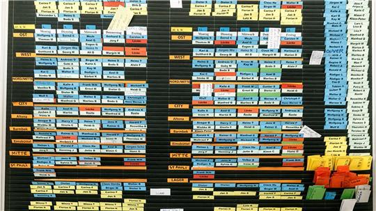 Wer arbeitet wann? Das regelt in vielen Unternehmen der Dienstplan.