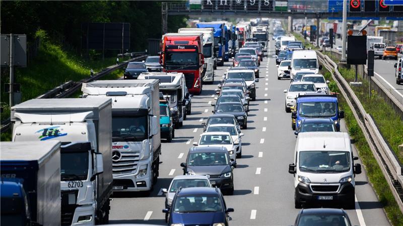 Wer auf Autobahnen in Niedersachsen und Bremen unterwegs ist, braucht oft viel Geduld. (Archivbild)