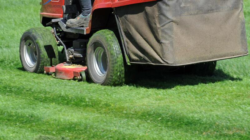 Wer auf dem Rasen bleibt, muss weiterhin keine Kfz-Versicherung für seinen Sitzmäher abschließen.