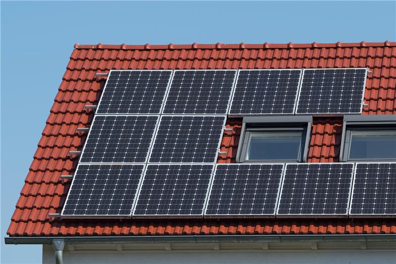 Wer auf dem eigenen Dach eine Solaranlage installieren möchte, muss einiges beachten. Foto: Uwe Anspach/dpa-tmn