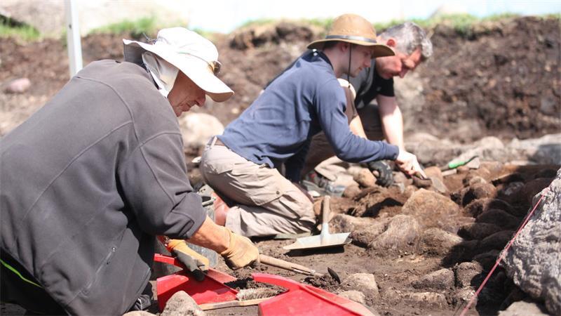 Team legt 5000 Jahre altes Großsteingrab im Kreis Cuxhaven frei Wer auf der Grabungsstelle mitarbeitet, muss viel Erde beiseite schaufeln und Steine freilegen. Die Geheimnisse des Großsteingrabes wollen behutsam entdeckt werden.