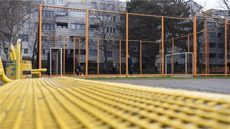 Wer auf einem Bolzplatz gekickt hat, hat etwas für das Leben gelernt. (Archivbild)