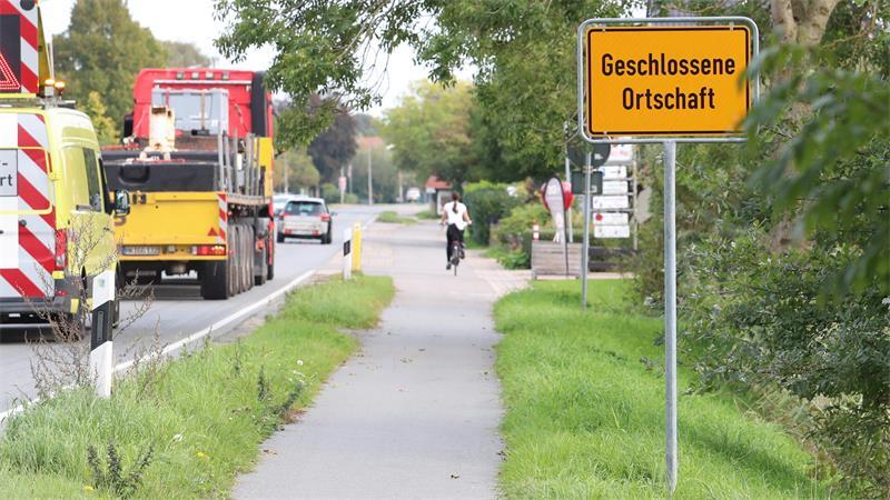 Wer aus Drochtersen nach Assel fährt, wundert sich. Dort weist derzeit nur ein Schild „Geschlossene Ortschaft“ auf Assel hin.