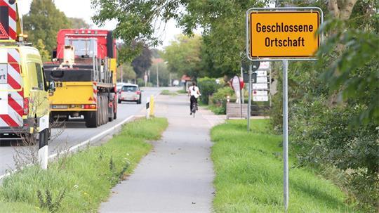 Wer aus Drochtersen nach Assel fährt, wundert sich. Dort weist derzeit nur ein Schild „Geschlossene Ortschaft“ auf Assel hin.
