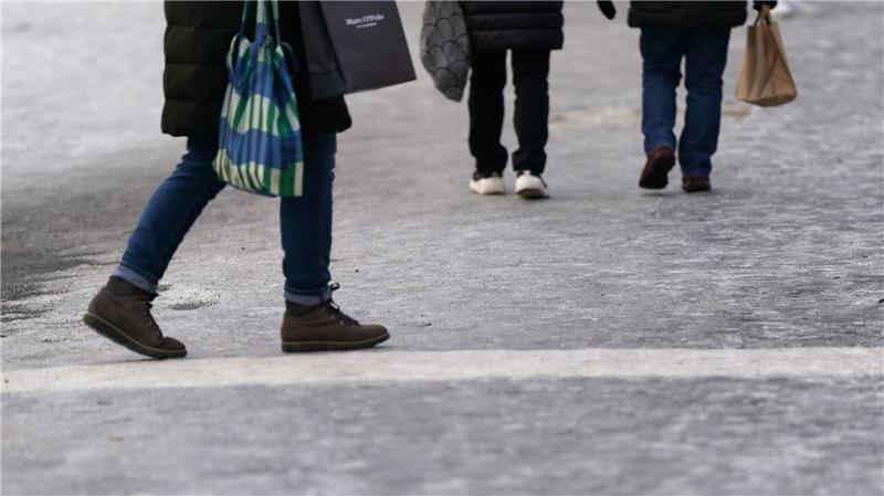 Wer bei Glätte nicht stürzen will, kann sich ein Beispiel an Pinguinen nehmen und kleine Schritte machen. (Symbolbild)