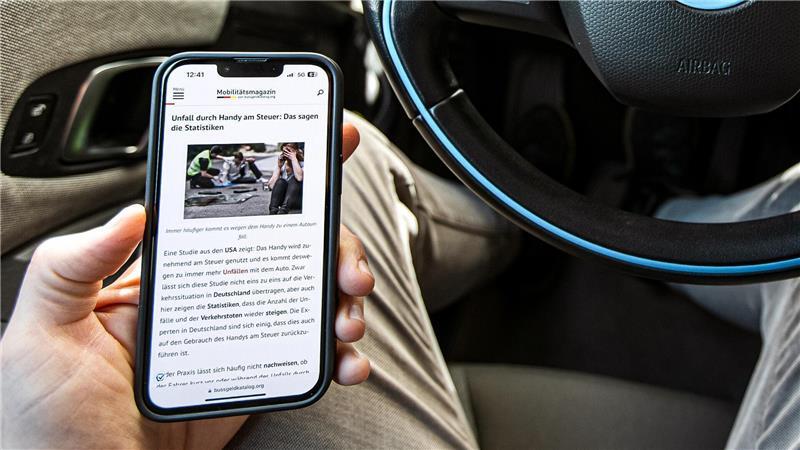 Wer bei der Fahrt aufs Handy schaut, riskiert mehr als nur ein Bußgeld.