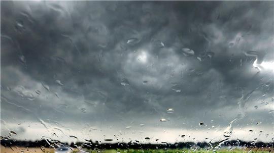 Wer bei einem schlimmen Unwetter im Auto sitzt, sollte die Nerven nicht verlieren.