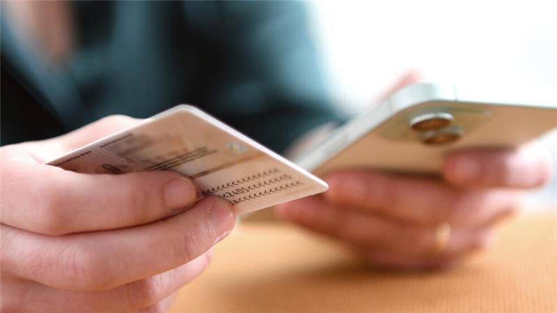 Wer beim Bund-ID-Konto die höchste Vertrauensstufe für alle denkbaren Online-Dienstleistungen freischalten will, muss sich mit der E-ID des Persos ausweisen.