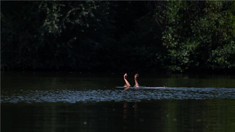 Tödlicher Badeunfall: 37-Jähriger ertrinkt im Maschener Moorsee Wer beim Schwimmen in Not gerät, sollte auf sich aufmerksam machen - etwa mit den Armen winken und rufen (Symbolbild).